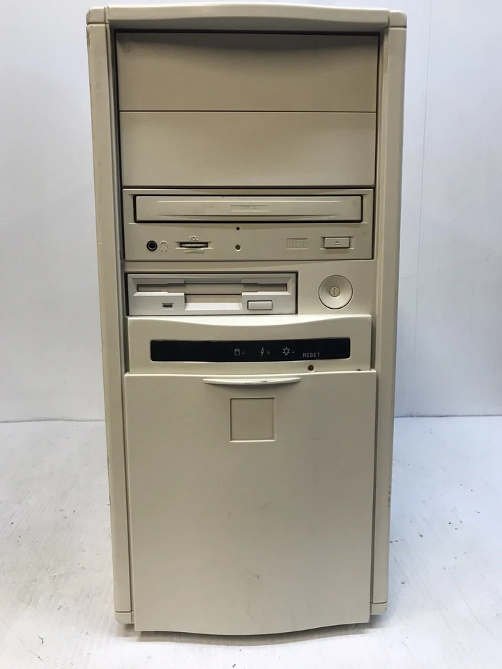 Computadora Retro American Megatrends con Cyrix M II-300 (233Mhz) SIN HD **LEER** Foto 1 de 4