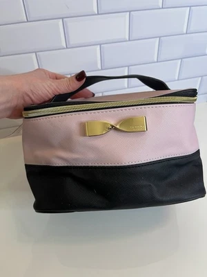 Victoria’s Secret 火车箱旅行化妆包全新带标签粉色/黑色带金色蝴蝶结 — 第 1/4 张图片