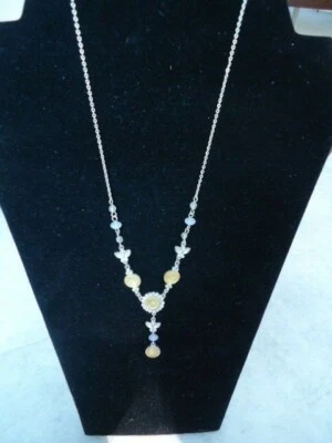 Colar de gota de borboletas de pedra opaca facetada e branca amarela prata 16""  - Imagem 1 de 3