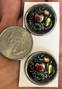 Lotto 2 Bottoni Frutta Colorati Smalto Metallo Vintage Nuovi Uva Foglia Mela ITALIA 2cm - Foto 1 di 9