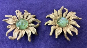 SELTENE 60er Jahre MARCEL BOUCHER SIGNIERT goldfarbene Anemone Sonne grün Kunstglas Ohrringe - Bild 1 von 6