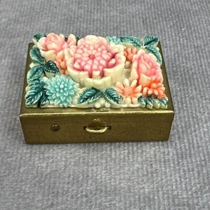 Vtg Raised Flower Top Pillbox in a Goldtone Case - Picture 1 of 6
