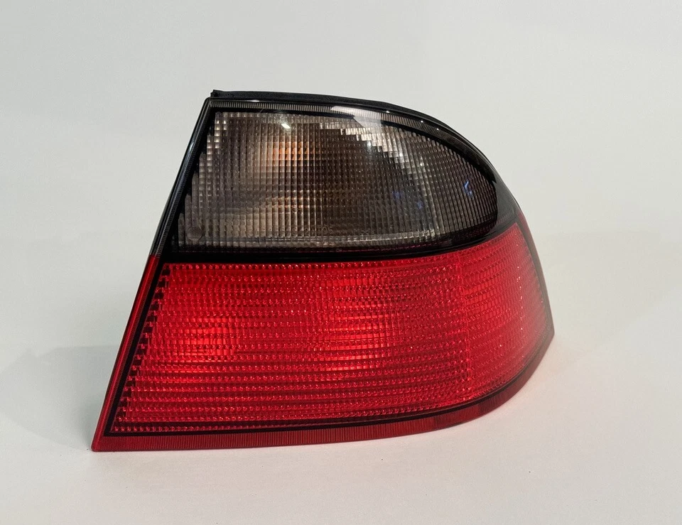 Luz trasera SAAB 9-5 2001, derecha, lado del pasajero, montaje en panel QTR, sedán de 4 puertas OEM Foto 1 de 4