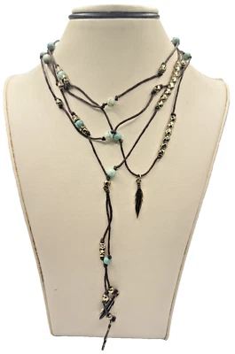 Collar de cordón marrón boho con cuentas de imitación y dije de plumas Foto 1 de 4