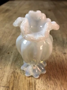 Raro vaso bomboniera Fenton Art Glass opalescente francese a costine arruffato - Foto 1 di 5