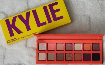 Paleta de sombras de ojos en polvo prensado Kylie Cosmetics edición limitada nueva en caja Foto 1 de 4