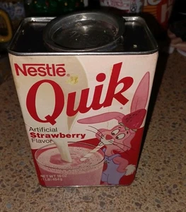 Vintage 16 Unzen ERDBEERE QUIK DOSE HALB VOLL SCHÖNER ZUSTAND CARTOON AUF RÜCKSEITE  - Bild 1 von 7