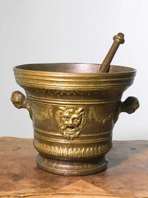 Mortaio in bronzo con festoni e mascheroni e manici a teste muliebre - Immagine 1 di 4