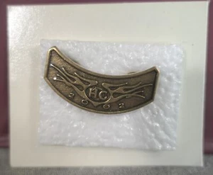 NEU Messing 2002 Harley Davidson Owners Group HOG Flammen Weste Rocker Pin 1,5" - Bild 1 von 3