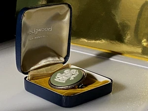 Vintage Wedgwood 925 Sterling Silver Cameo Green Brooch Boxed 1970' - Picture 1 of 13