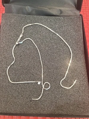 Collar de oro blanco de 14kt cadena rota. Más de 4 gramos de oro. Foto 1 de 4