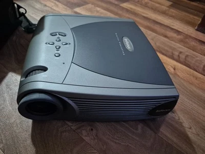 Beamer LP350 von InFocus Tragbarer DLP-Projektor mit Tragetasche - Bild 1 von 4