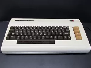 Commodore VIC 20 Computer mit Netzteil, schaltet ein / schaltet ein - Bild 1 von 14
