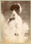 Mode, Femme avec chapeau de plumes, ca.1890, Vintage albumen print  Vintage albu