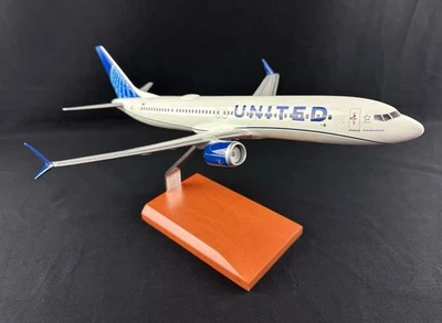 Modelo de exhibición de escritorio Scale Craft United Airlines Boeing 737-9 Foto 1 de 4