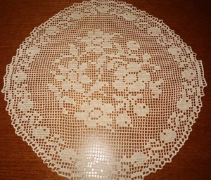 Gehäkeltes Deckchen-Handarbeit-Häkeldeckchen-Spitzendeckchen-Tischdecke - Bild 1 von 3