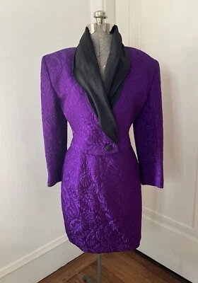 Traje Brocatelle Púrpura Angelo Tarlazzi Años 80 De Colección con Cuello Chal de Tafetán Foto 1 de 4