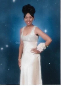 ABSCHLUSSBALL PORTRAIT hübsches Mädchen KLEINES FUNDFOTO Original VINTAGE Farbe 55 48 I - Bild 1 von 1