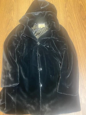 Deniss Basso 金色人造毛皮大衣,尺寸 XL — 第 1/3 张图片