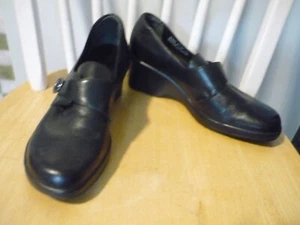 Clarks 10 M schwarze Leder Keilabsatz Schuhe Slipper Schnalle hergestellt in Brasilien - Bild 1 von 7