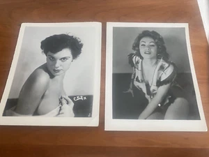 2 Sultry Sexy Cheesecake  Models  Posing 5 x 4 B & W photo - Bild 1 von 1