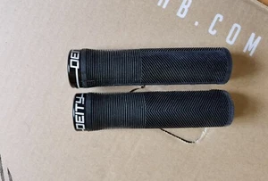 AGARRES DEITY KNUCKLEDUSTER / NEGROS - Imagen 1 de 3