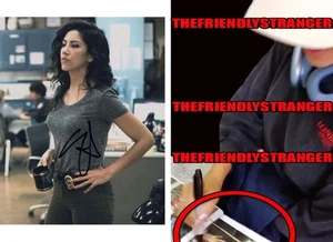 Stephanie Beatriz signiert "BROOKLYN NINE-NINE" 8x10 Foto EXAKTER BEWEIS L Rosa Echtheitszertifikat - Bild 1 von 5