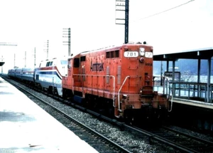 5x7 COLOR PHOTO ORANGE AMTRAK GP-7 781 PULLING PASSENGER TRAIN YONKERS NY 3/8/95 - Picture 1 of 1