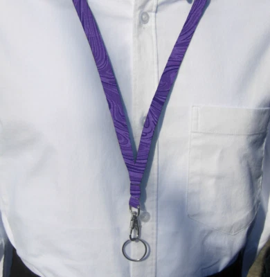 Cordón de mármol, remolinos púrpura profundo, maestro, soporte de insignia único, divertido llavero Foto 1 de 3