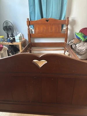 2 quadros de cama de solteiro de madeira de bordo maciça com cabeceira e rodapé - Imagem 1 de 4