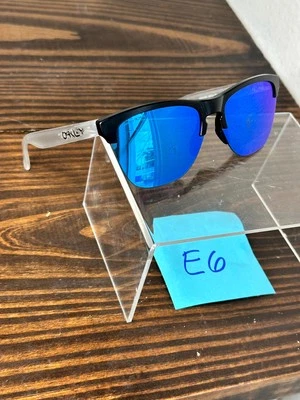 Gafas de sol Oakley Frogskins Lite OO9374-0263 para hombre marco negro mate con lentes azules Foto 1 de 4