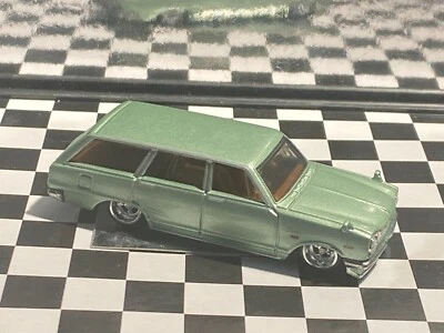 Nissan Skyline Van Wagon 1969 verde M9 1/64 Foto 1 de 4