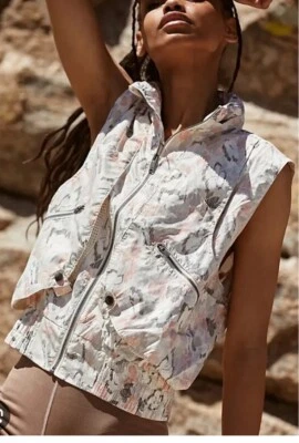 Free People FP MOVEMENT Off The Grid 印花背心象牙色花卉带帽全新带标签,尺寸 S — 第 1/4 张图片