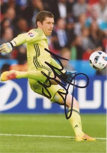 NORTHERN IRELAND & NORWICH: MICHAEL McGOVERN SIGNED 6x4 ACTION PHOTO+COA - Picture 1 of 1