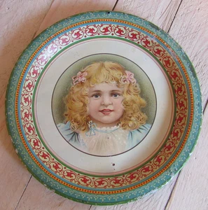 Antico piccolo vassoio latta metallo vintage litografia ragazza rotolo lavoro bordo diametro 6" - Foto 1 di 7