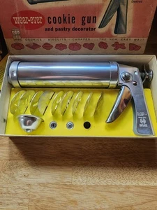 Vintage Wear-ever Cookie Gun and Pastry Decorator #3365 Original Box - Picture 1 of 8