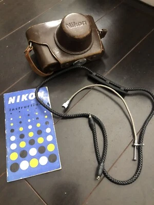 Estuche de cuero Nikon, manual, correa y más para cámara telémetro Nikon S2 Foto 1 de 4