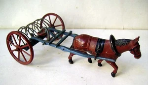 PLOMB CREUX - BF ?? - FIGURINE AGRICOLE - CHEVAL + HERSE RATEAU - Picture 1 of 3