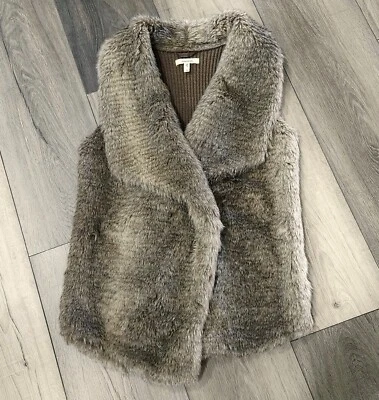 MAURICES 人造毛皮瀑布领针织背心 尺寸 S 灰褐色 开襟 二手状况完好 — 第 1/4 张图片