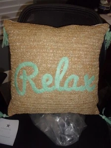 Almohada de relax decorativa Coastal Home Beach 1 con borlas 18 x 18 nueva con etiquetas - Imagen 1 de 2