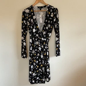 Nuevo con etiquetas Vestido Ann Taylor Floral Mate Jersey Envolvente Talla 8 Negro Blanco Oficina Academia - Imagen 1 de 11