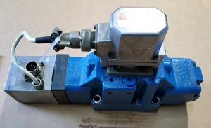 MOOG J061-103 / J662-115 HYDRAULIC SERVO VALVE  - Picture 1 of 4