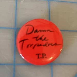 "Pin promocional original vintage Tom Petty Damn The Torpedoes 1,25""" - Imagen 1 de 2