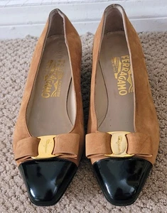 AUTENTICHE DÉCOLLETÉ VINTAGE SALVATORE FERRAGAMO VARA FIOCCO TACCO 1" PELLE SCAMOSCIATA USATE - Foto 1 di 8