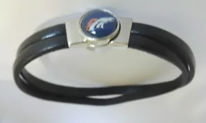 NFL Denver Broncos BRACCIALE PELLE NERO CHIUSURA MAGNETICA 7 POLLICI - Foto 1 di 2