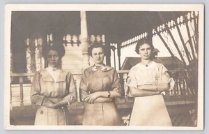 Foto postal RPPC de 3 damas sabias posando frente a la casa clásica - Imagen 1 de 2