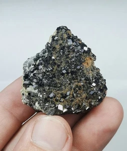 Racimos de granate de melanita en matriz de montañas zagi kpk Pakistán.  - Imagen 1 de 9