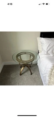 Mesa auxiliar dorada estilo Art Deco tapa de vidrio redonda pesada curva geométrica Foto 1 de 4