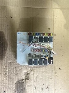 2005 - 2012 RENAULT CLIO / MODUS MK3 ENGINE BAY FUSEBOX MODULE 356231D - Picture 1 of 3