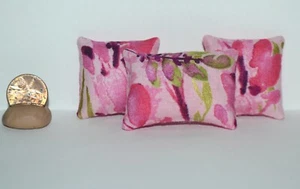 Miniatur Puppenhaus Kissen Kissen 3 handgefertigte Kissen rosa Druck im Maßstab 1:12 - Bild 1 von 4